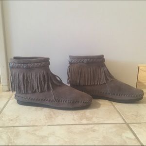 Minnetonka Moccasins Grey Fringe Ankle Bootie sz 7