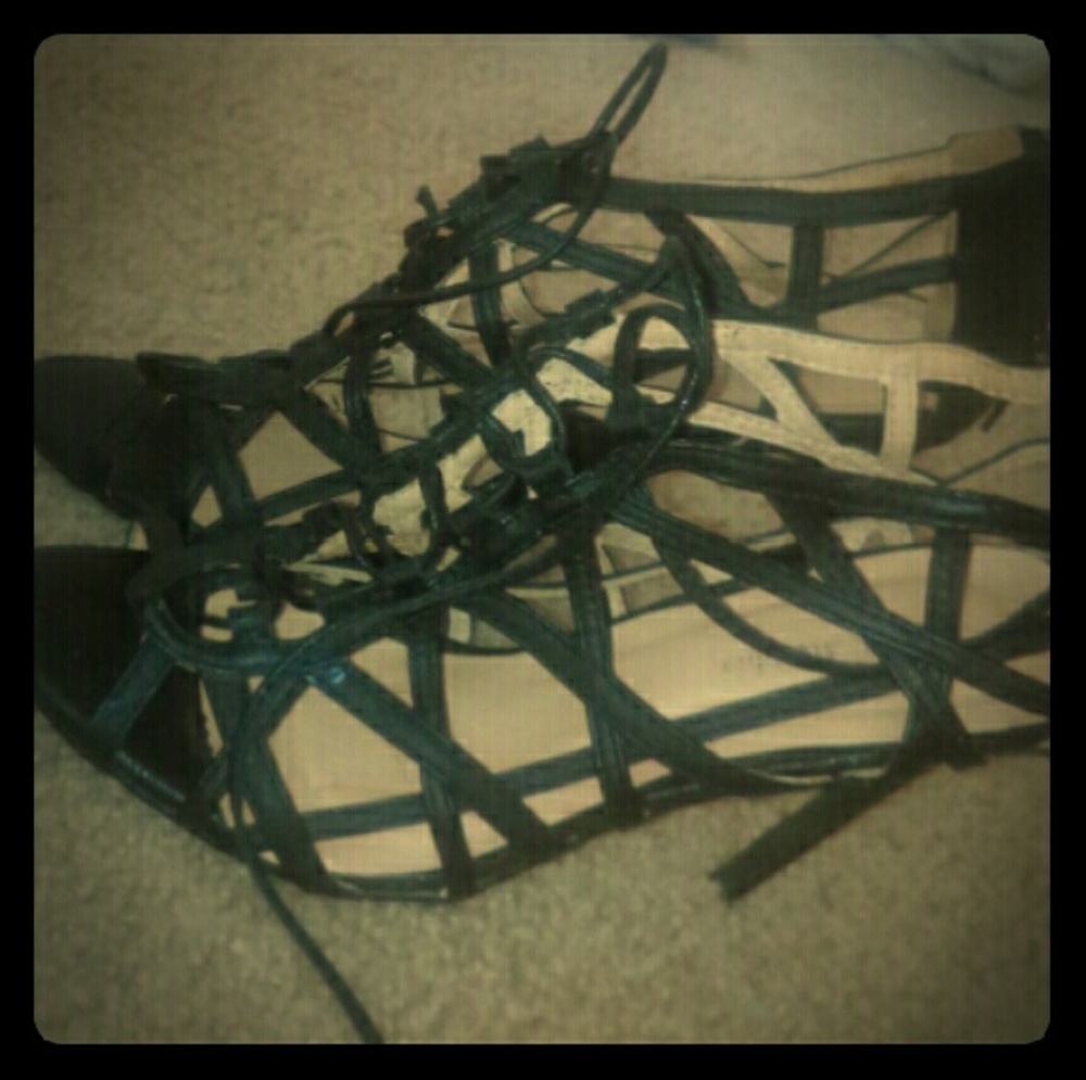 Black lace up hills