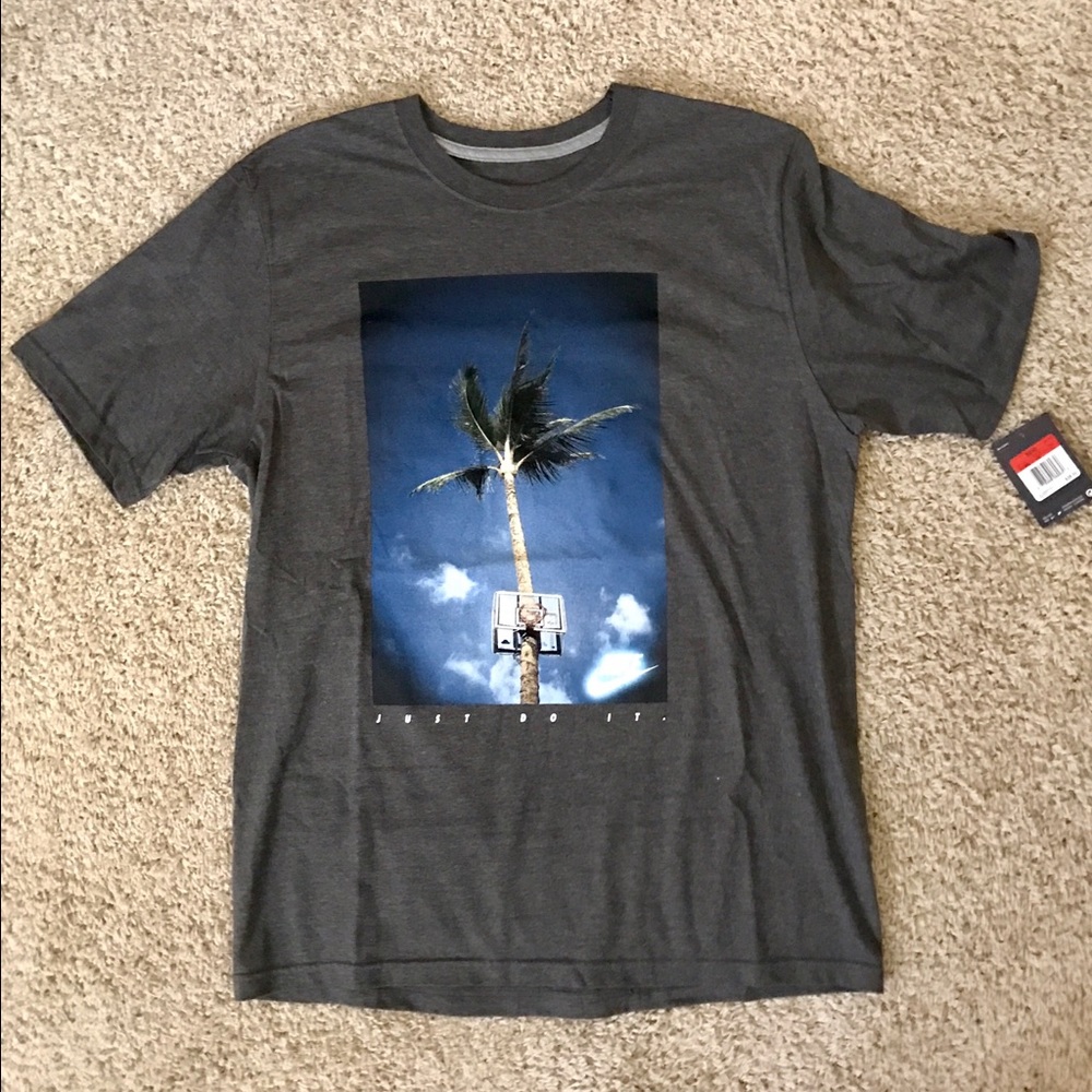 NWT Nike regular fit tshirt