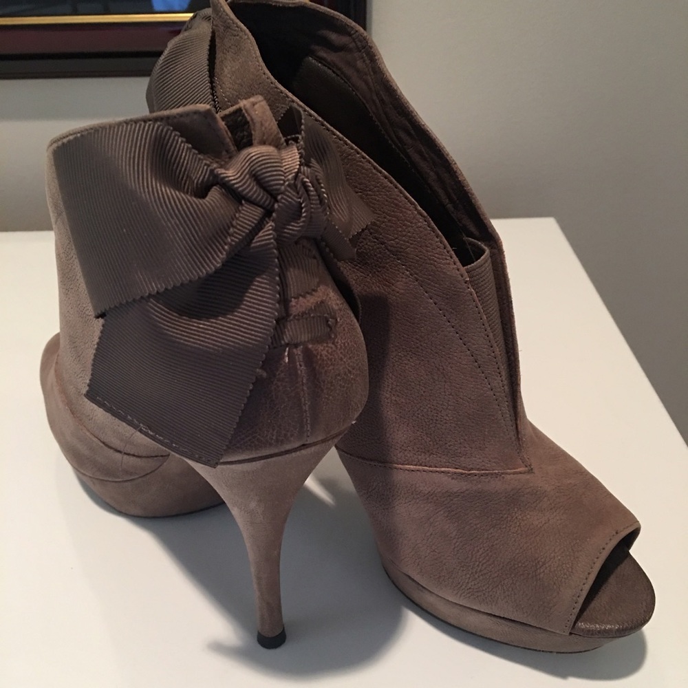Vera Wang Bow Booties