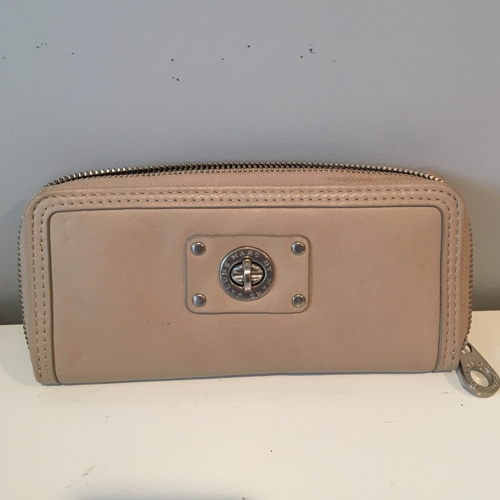✨ super cute like new Marc by Marc jacobs wallet ✨