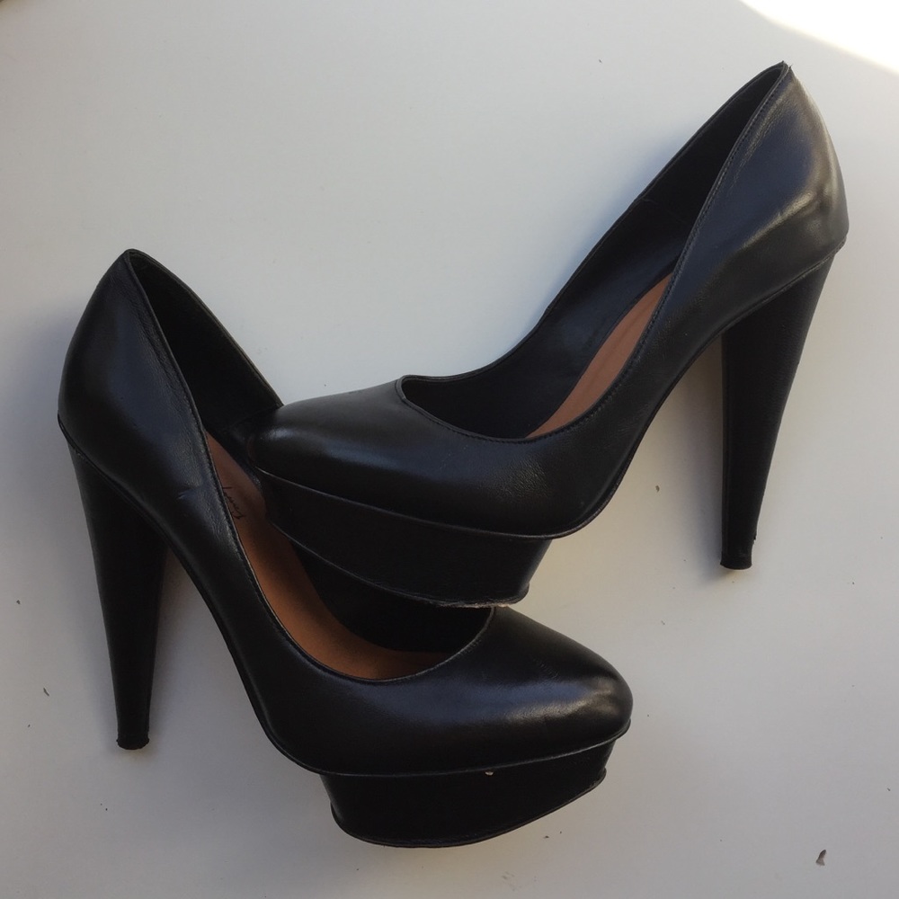 Elizabeth &a James black pumps