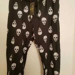 Capri lenth sweatpant skulls