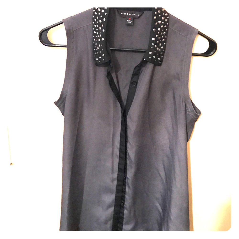 Sleeveless blouse with studded collar