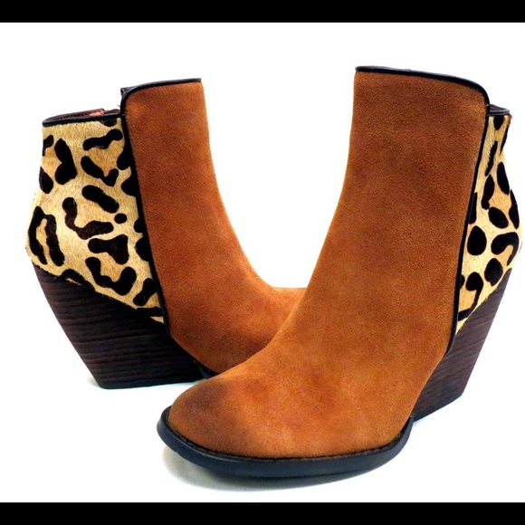 Very Volatile Chatter Leopard Bootie - Picture 3 of 3