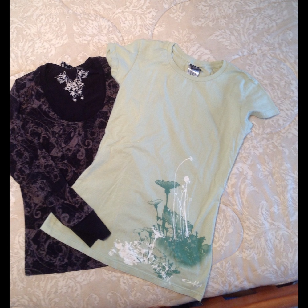 2 for 1 Deal Oakley Green & Black T-Shirts size sm