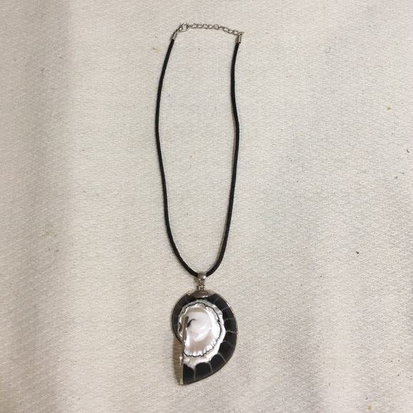 Beautiful Shell Necklace - Picture 3 of 3