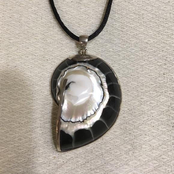 Beautiful Shell Necklace - Picture 2 of 3