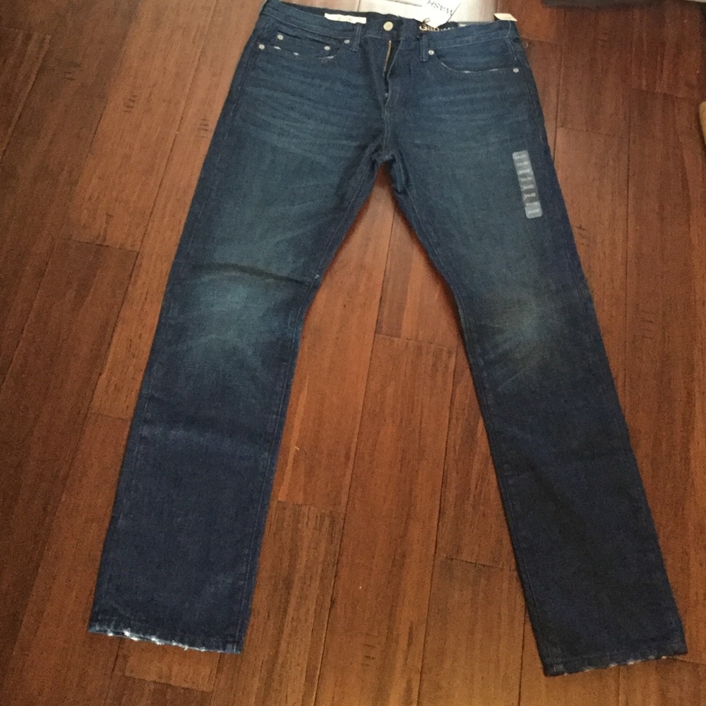 Perfect condition men's 34/32 dark wash jeans!