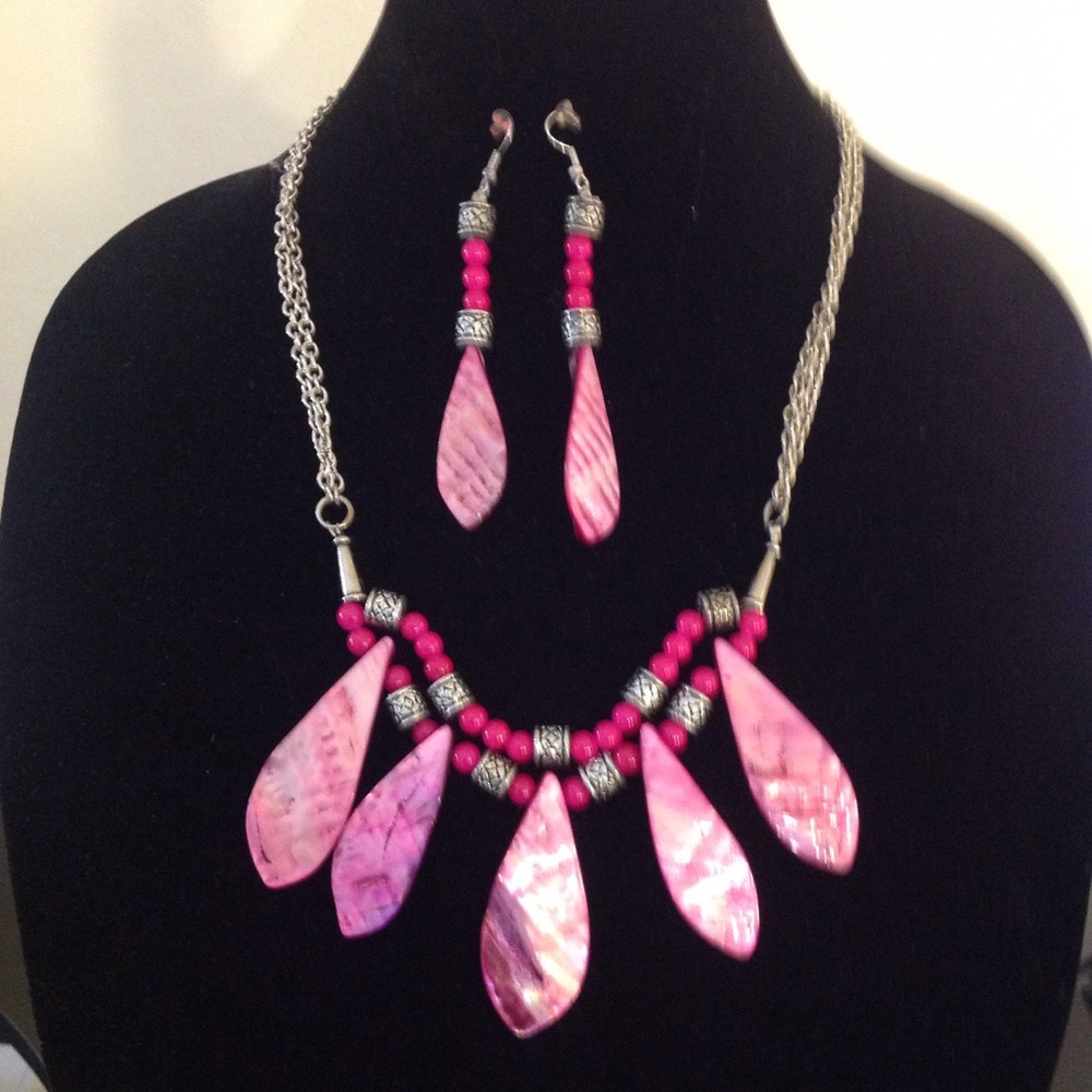 Pink shell  necklace and earring set.