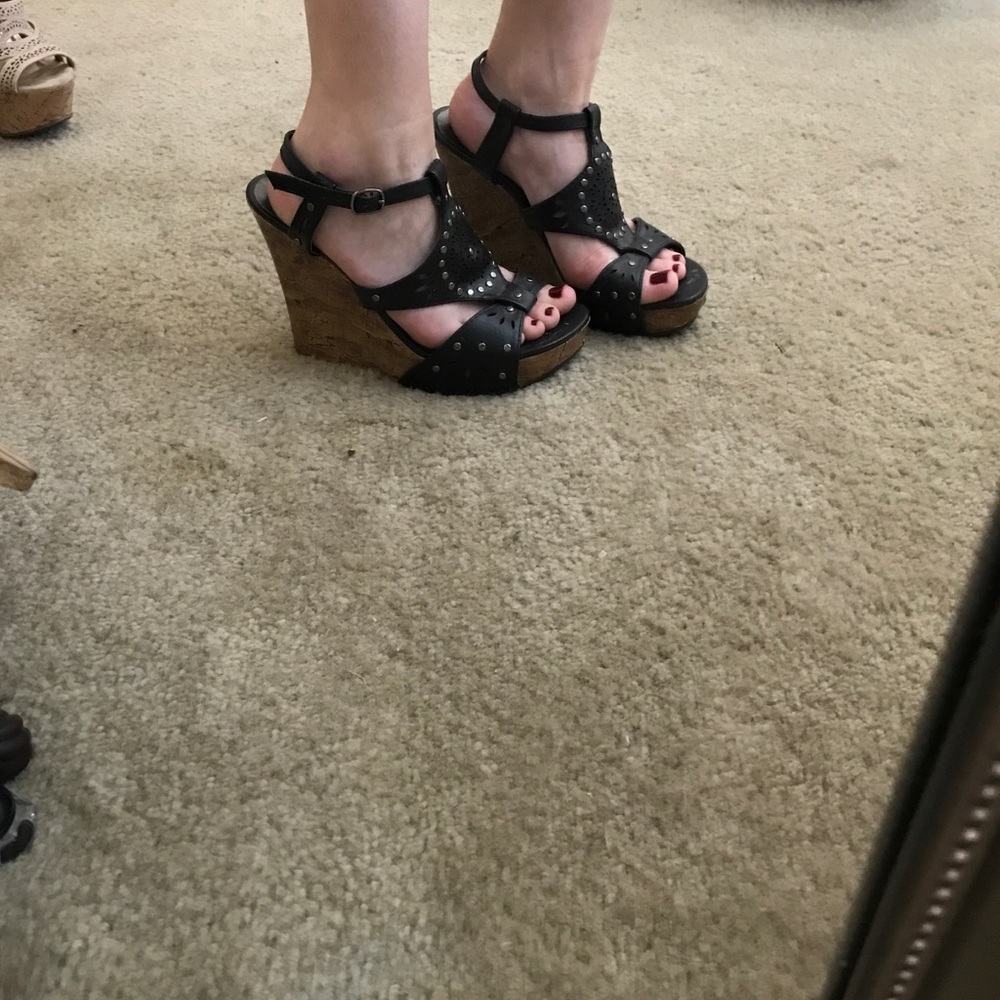 Black wedges