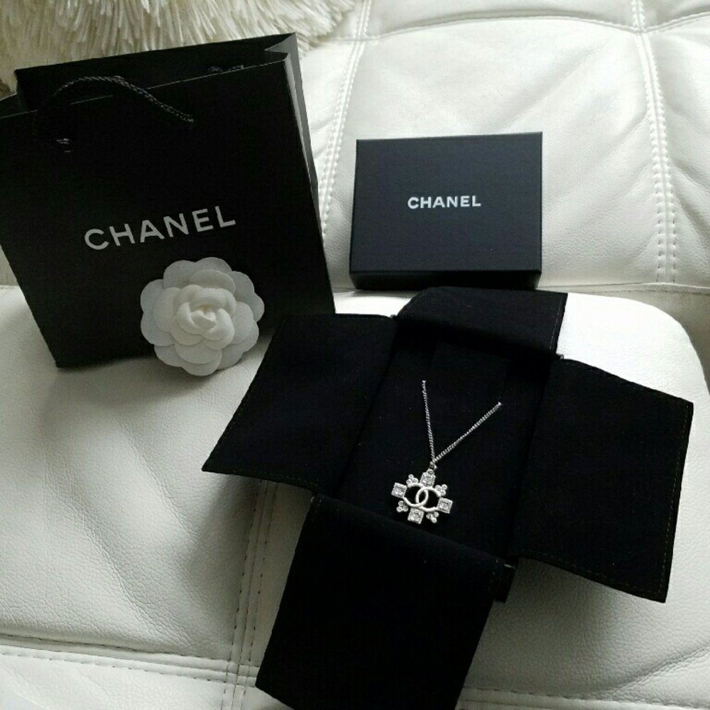 CHANEL CRYSTAL NECKLACE