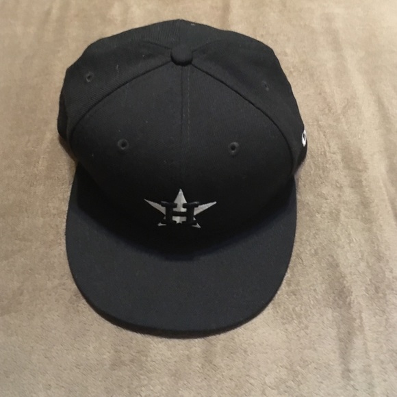 Hat - Picture 1 of 4