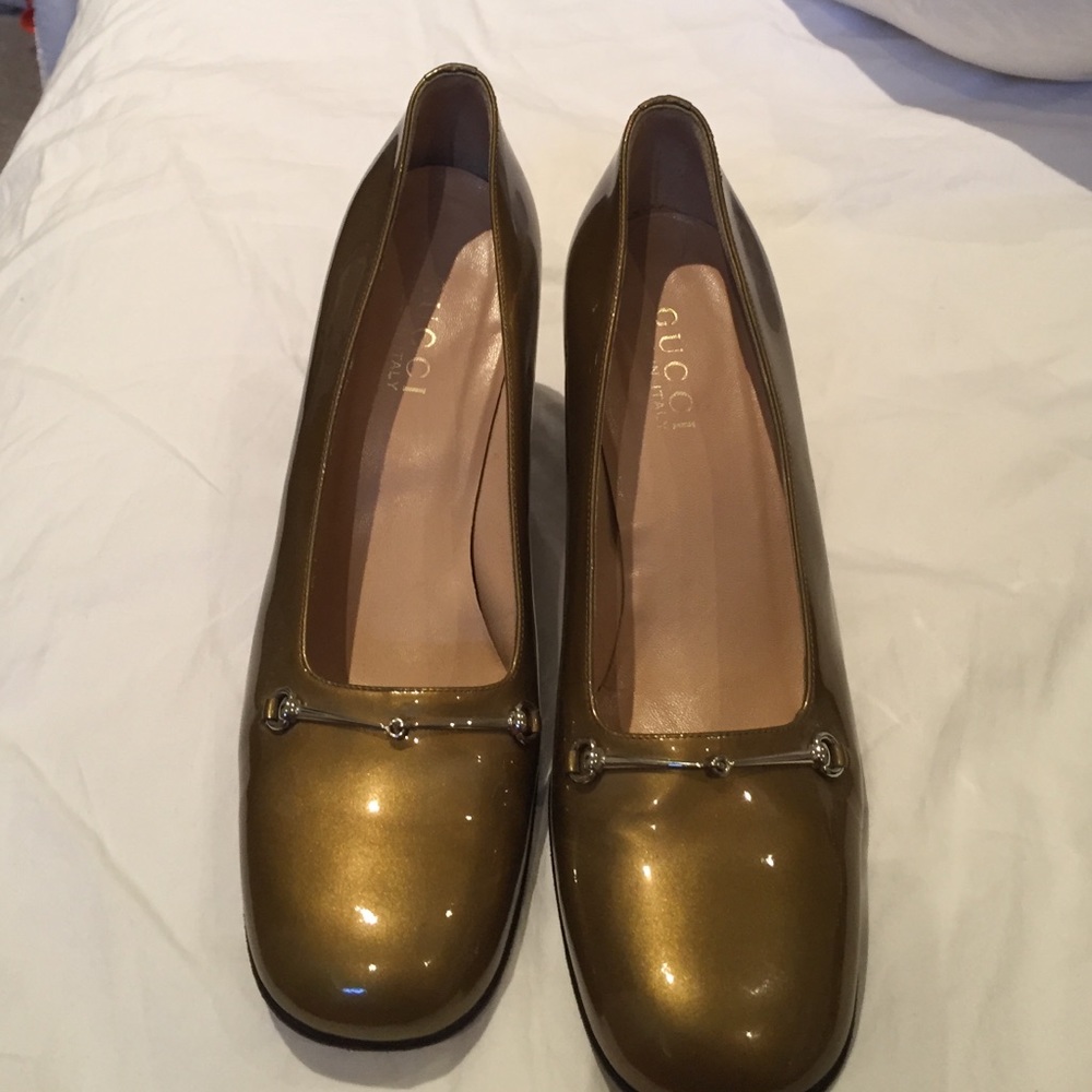 Gucci bronze patent leather pump
