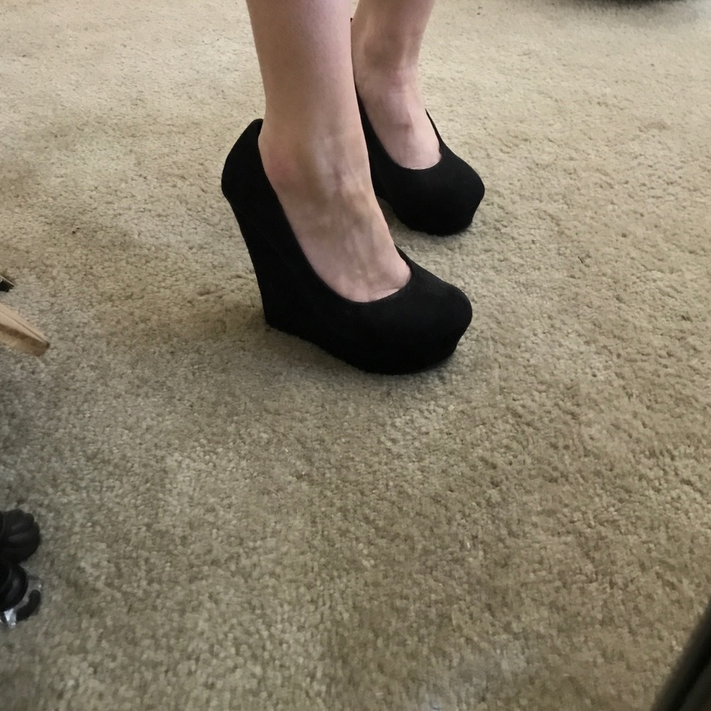 Black wedges