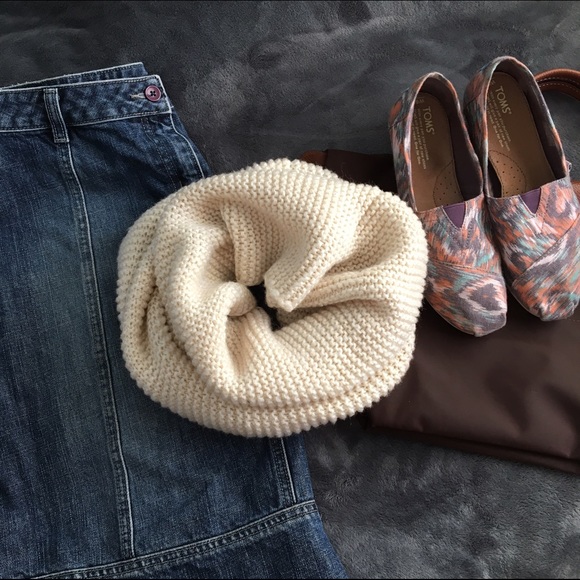 H&M Accessories - H&M cream cowl/scarf