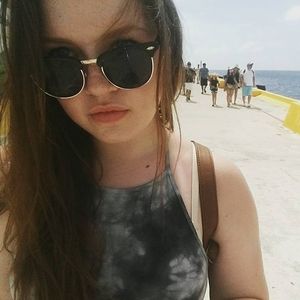 Meet your Posher, Jenelle