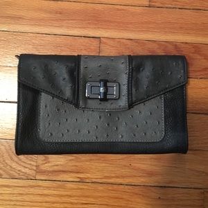 Textured clutch