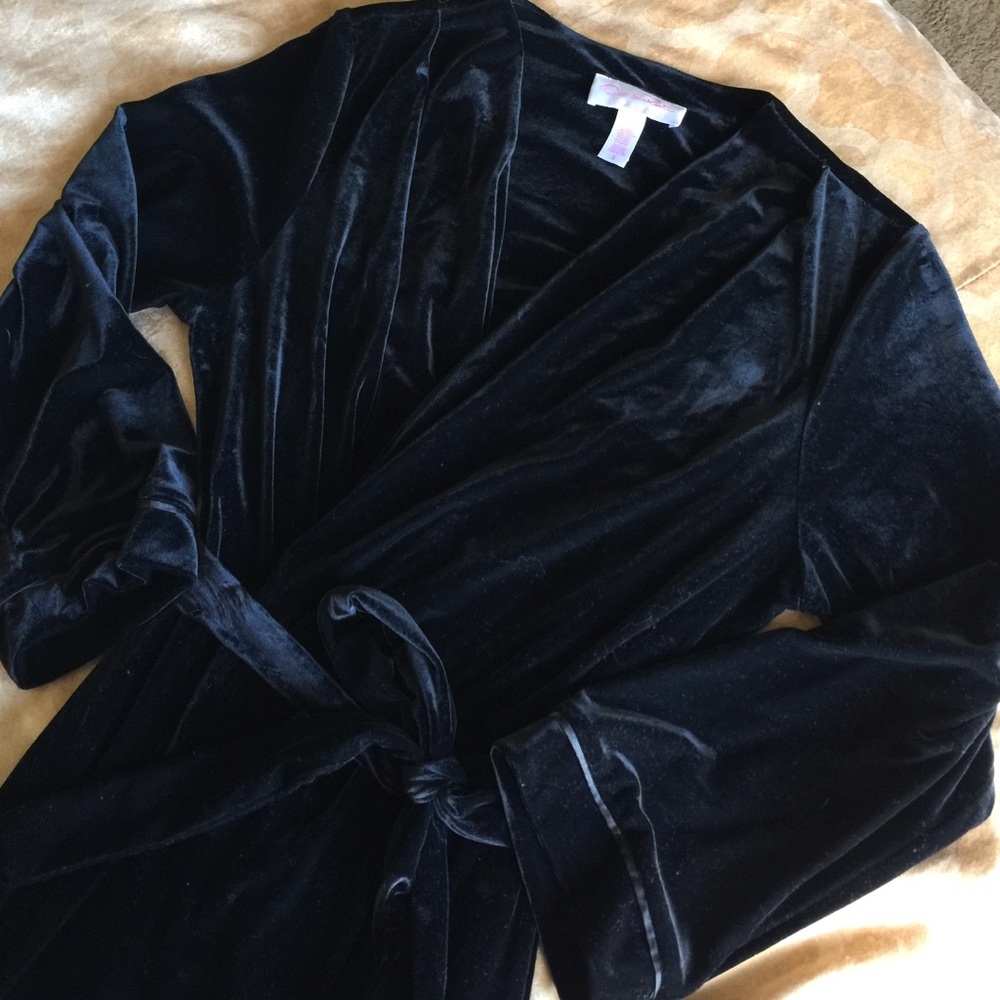 Women's Oscar de la Renta black robe