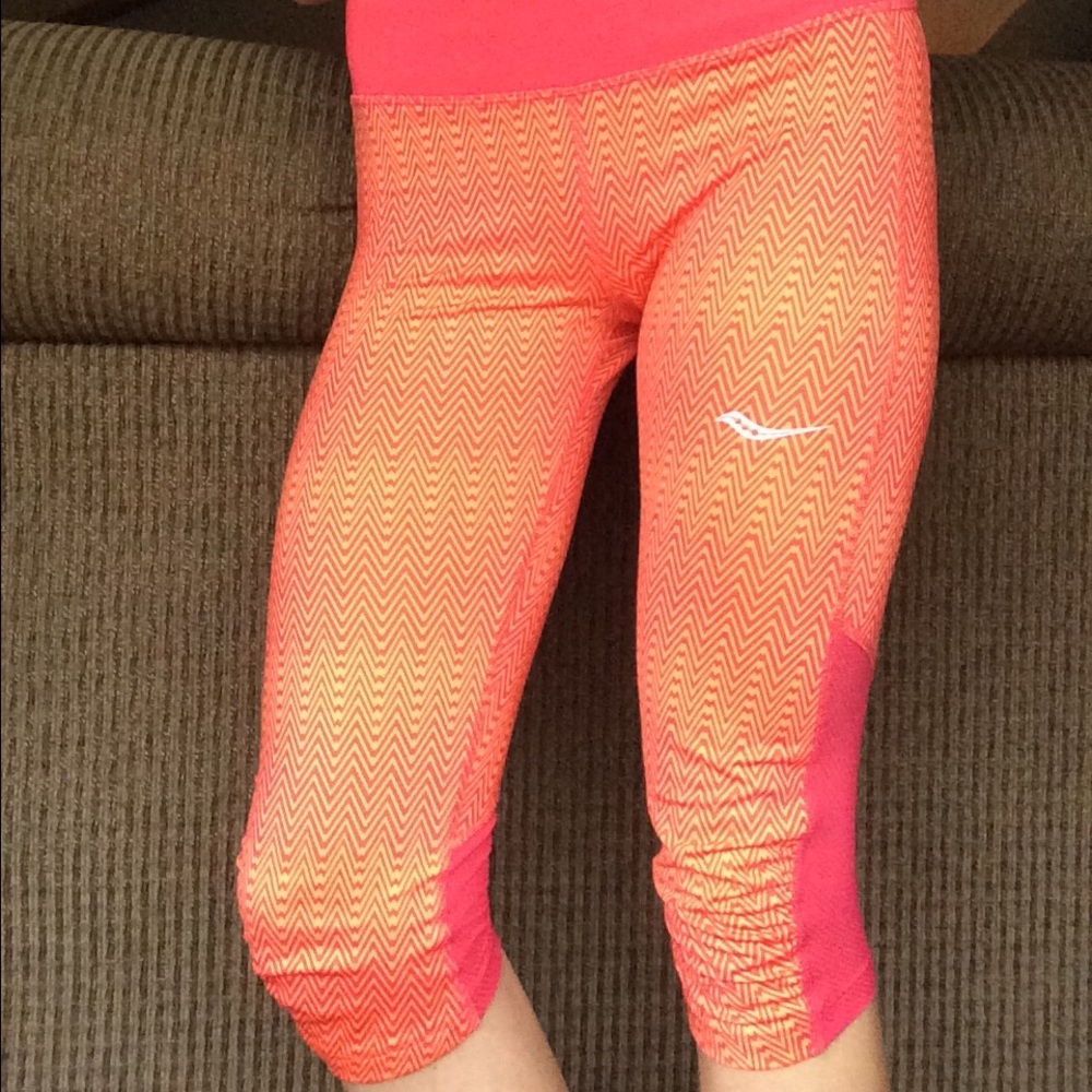 Saucony exercise patterned Capri leggings
