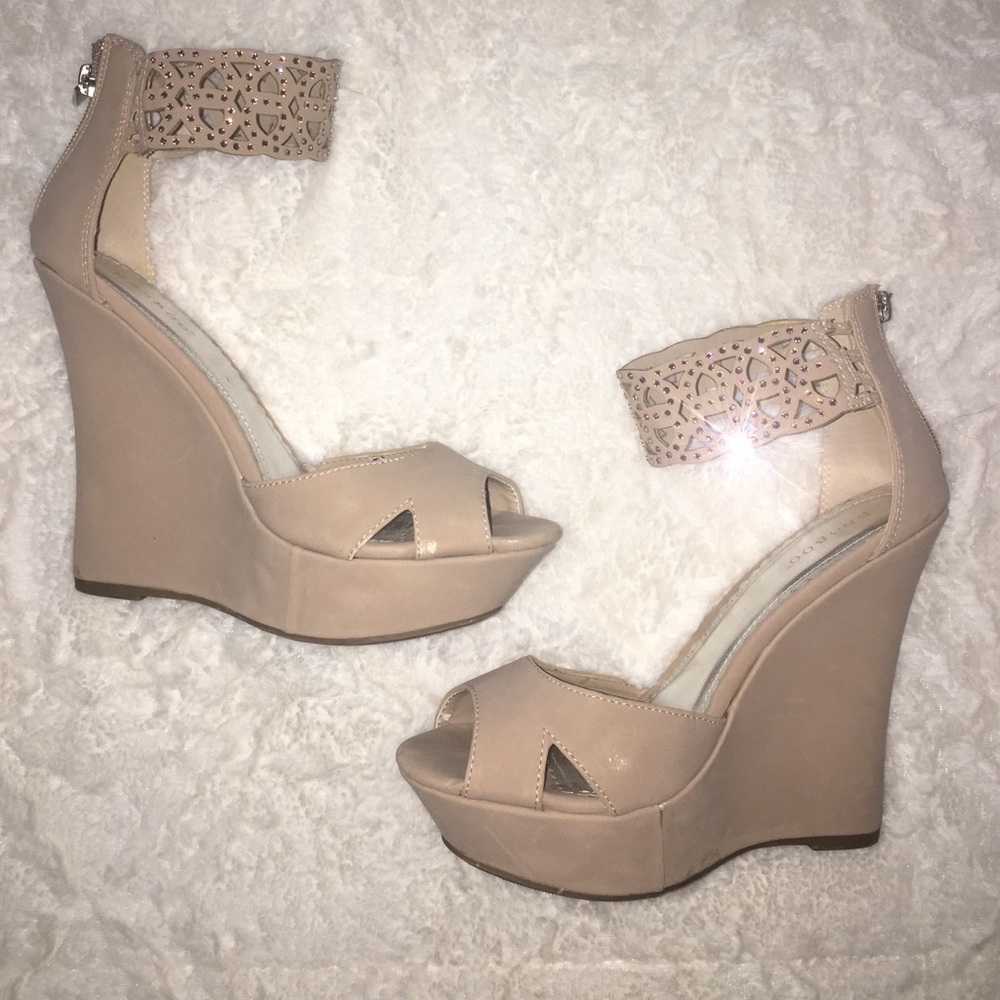 GORGEOUS ANKEL STRAP NUDE WEDGES