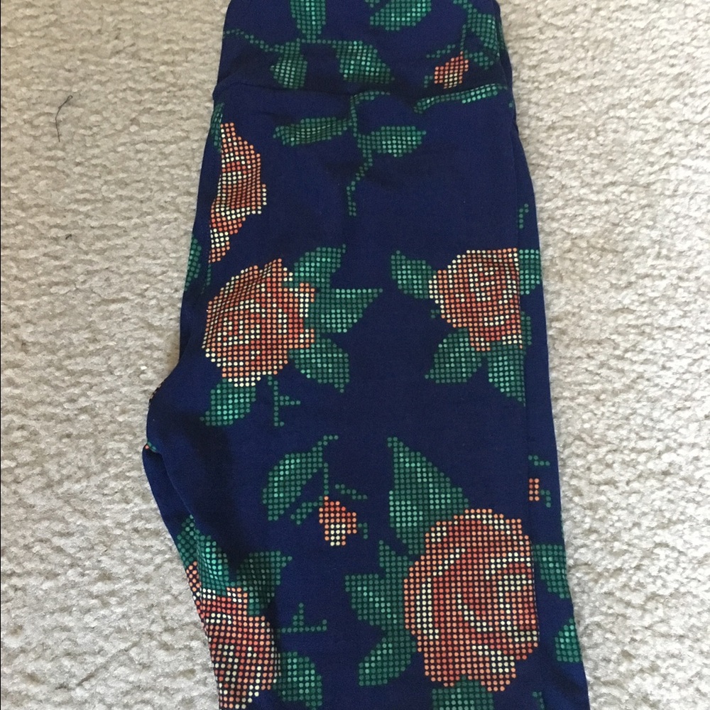 🌹nwt Os pixelated roses.