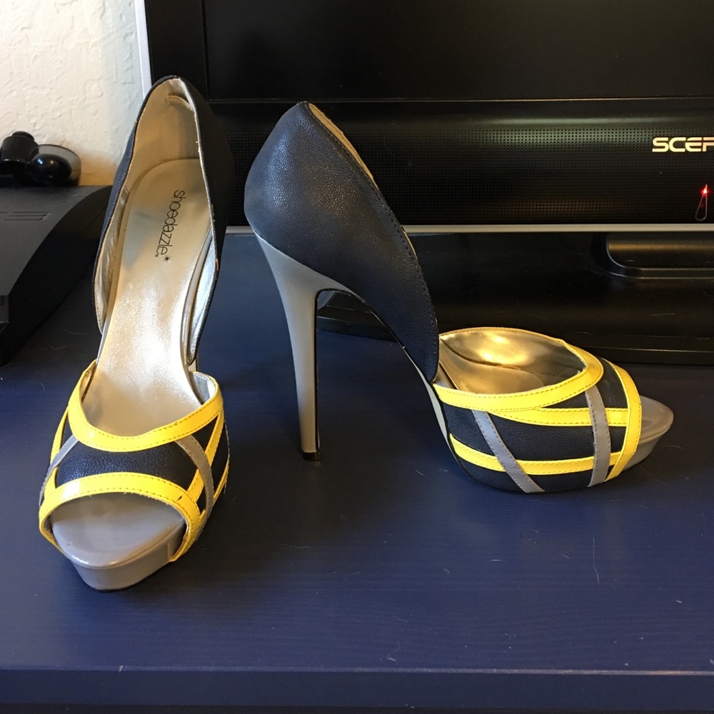 Shoedazzle blue and yellow open toed heels