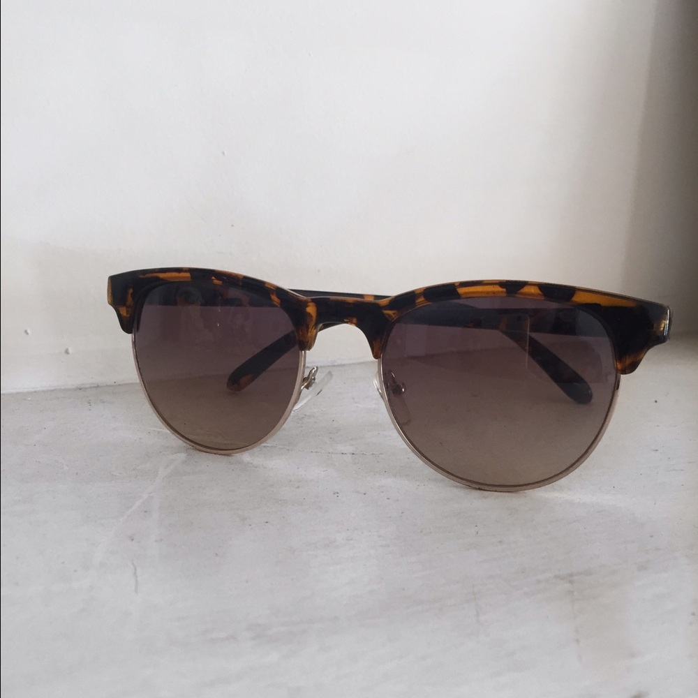 Brown and black clubmaster style sunnies