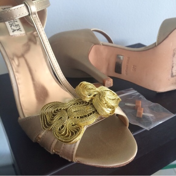 Badgley Mischka Satin T-strap Peep Toe Stilettos - Picture 3 of 4