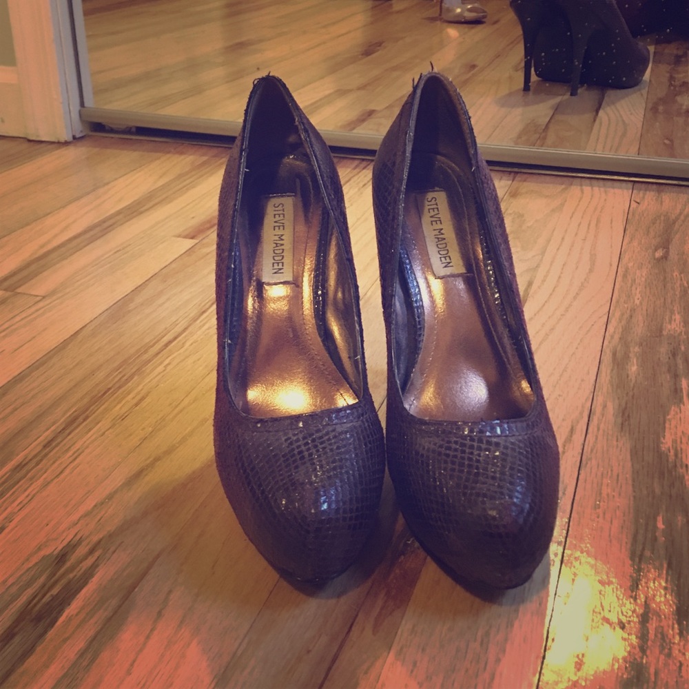 Purple snakeskin platform pumps