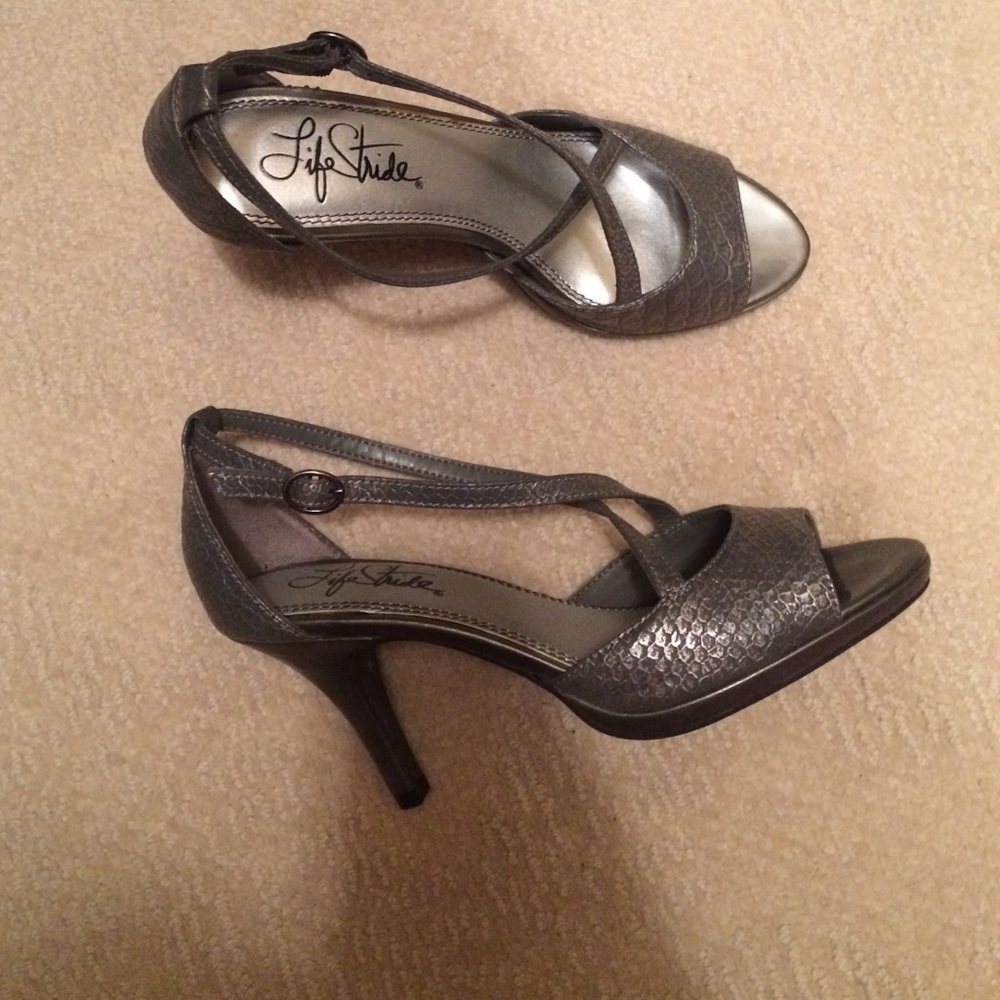 NWOT, Gray high heel dress shoes.