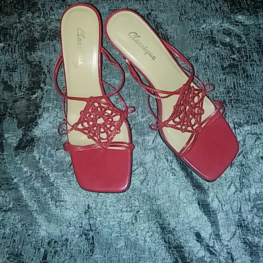 Red classique low heel sandals