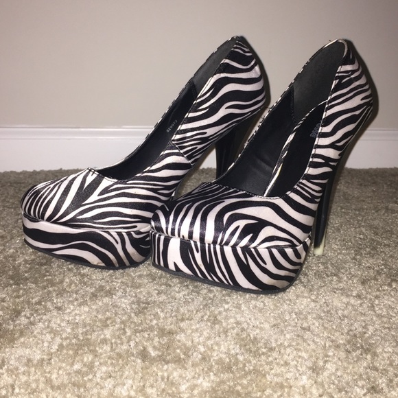 Faux Animal print platform pumps - Picture 1 of 4