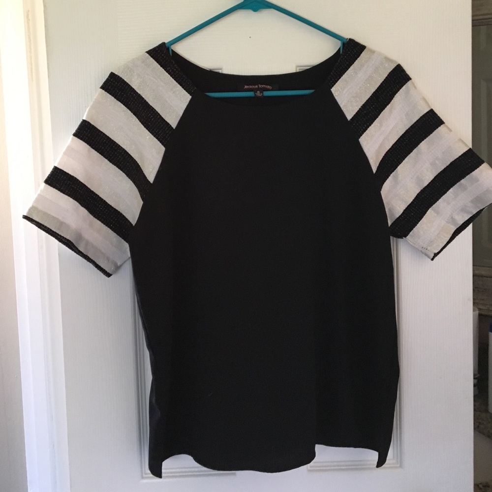 BLACK TOP WITH WHITE AND GOLD SPARKLY SLEEVES