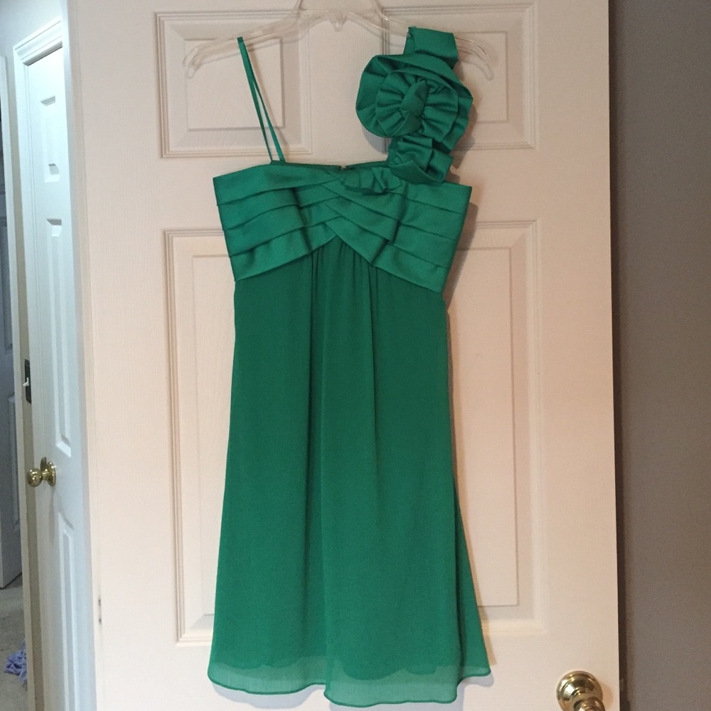*NEVER WORN* One shoulder, emerald dress
