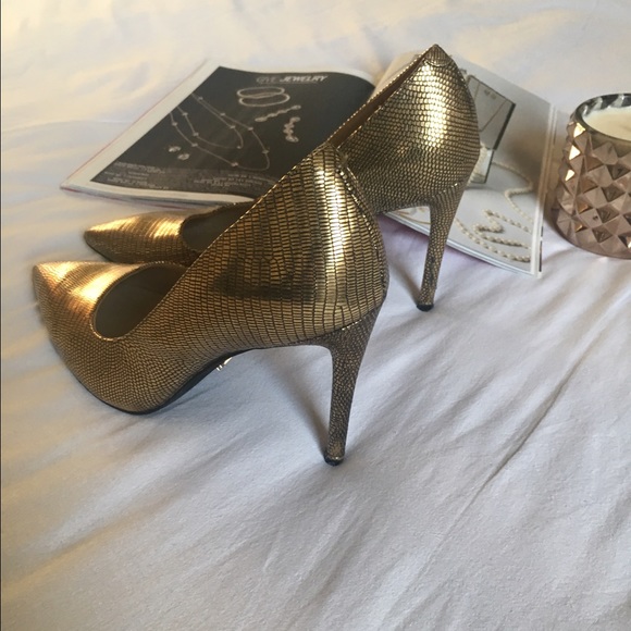 Gold metallic pointy heels - Picture 2 of 4