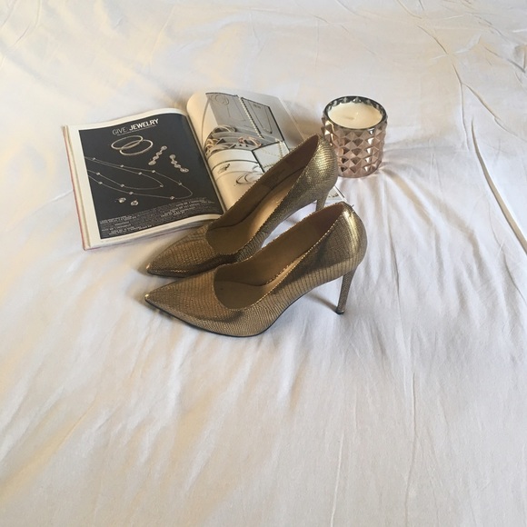 Gold metallic pointy heels - Picture 3 of 4