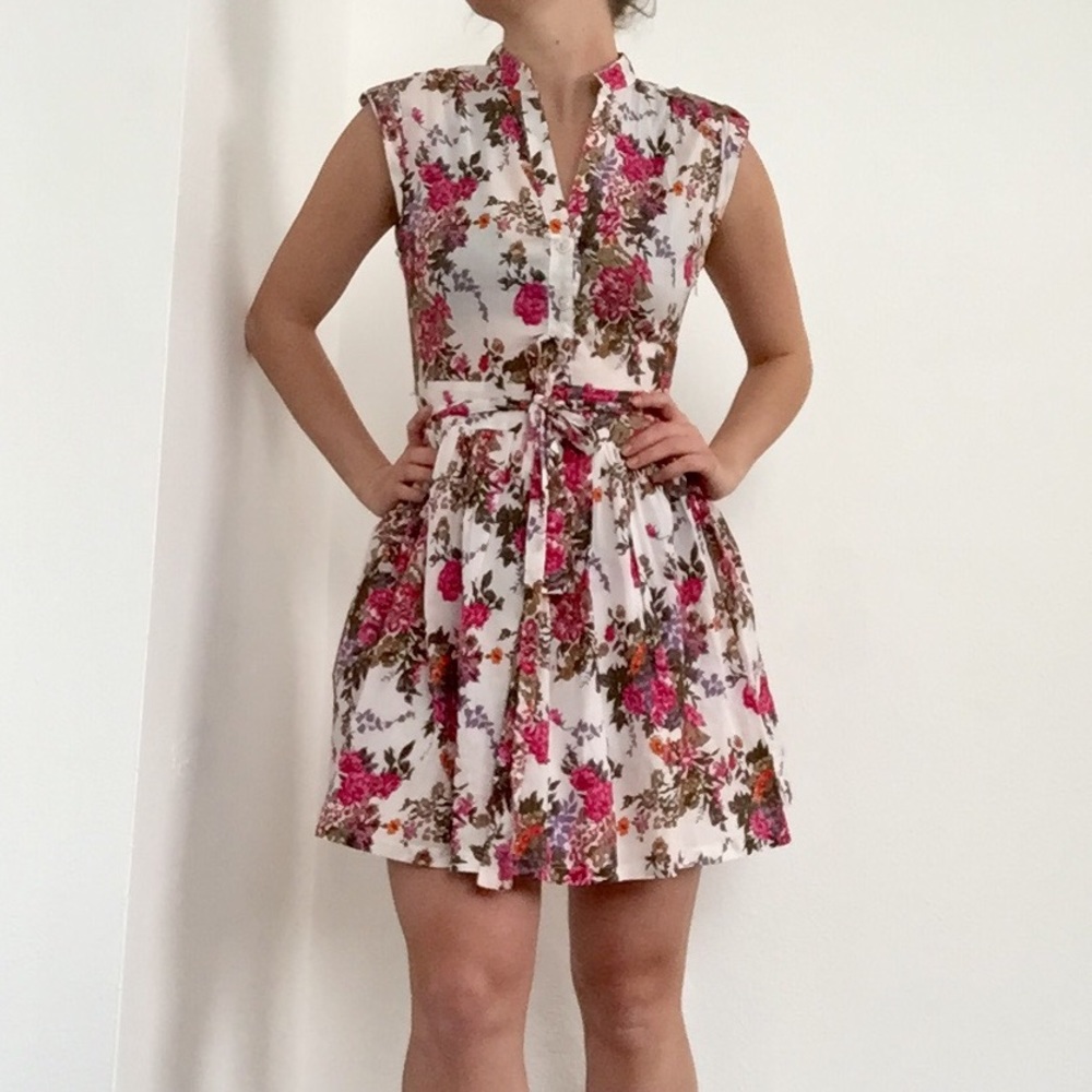 Gorgeous floral dress, never worn!!