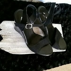 Black wedge Fionis