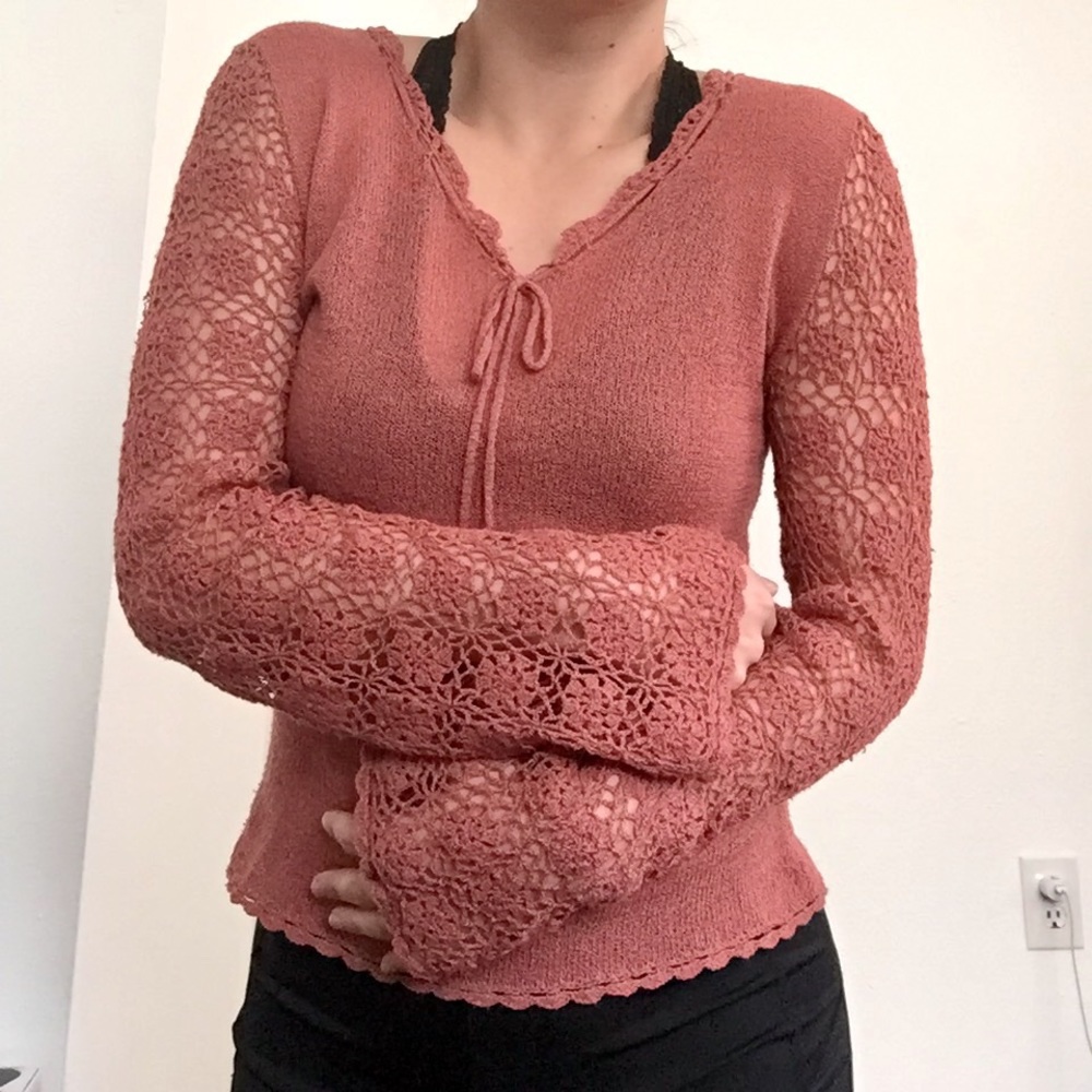 Knit detailed long sleeve.