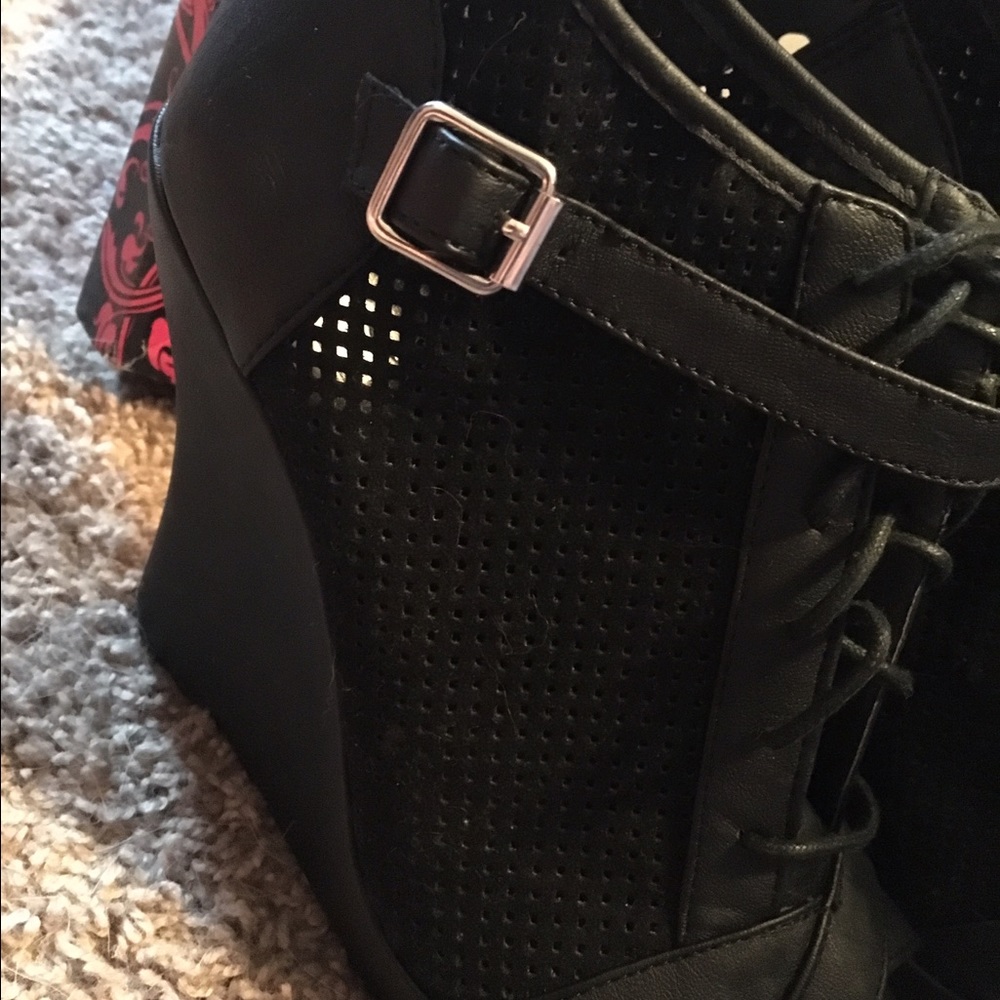 Qupid Wedges - Picture 2 of 3