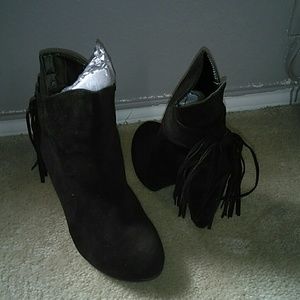 Black booties with tassels *new*