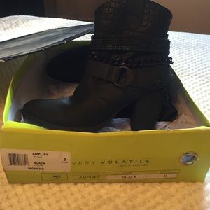 Very Voltage Amplify Black Boots.