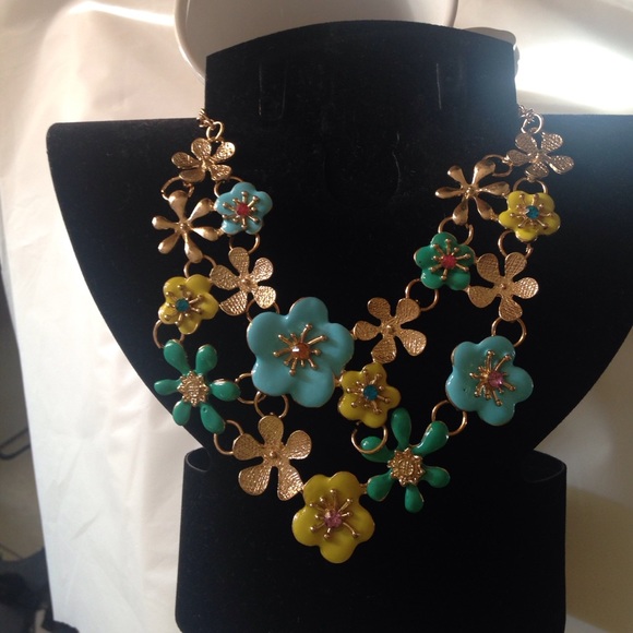 Set of Necklace and Bracelet - Picture 4 of 4