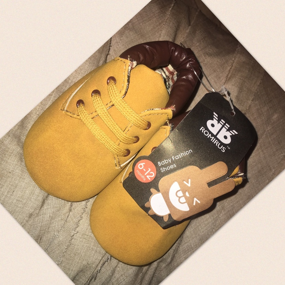 Baby 6-12 months shoes w/ FREE GIFT