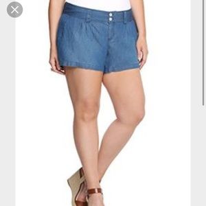 Torrid light wash jean shorts. Size 26