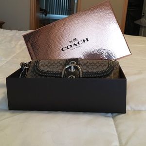 Coach wristlet w/gift box. Dims: 7.5x4.25x.5 in.