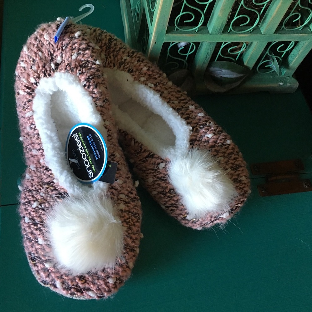 NWT Snoozies slippers women's LRG (shoe size 9-10)
