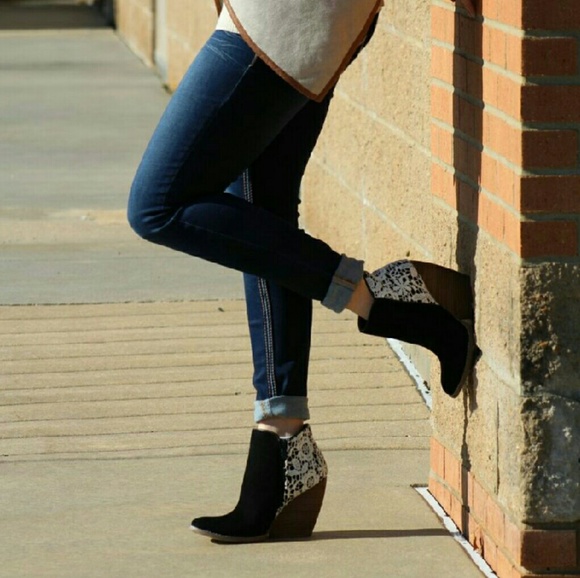 Very Volatile Flower Lace - Picture 4 of 4