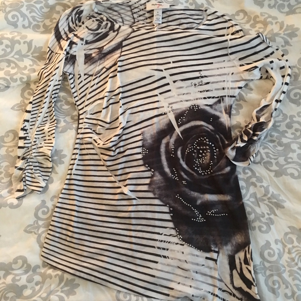 Woman's mid-sleeve tunic